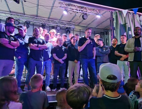 Hunderte Bären-Fans begrüßen das neue Team